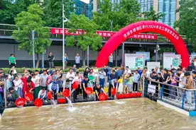 芜湖镜湖区：30万尾“小鱼儿” 游进长江图片