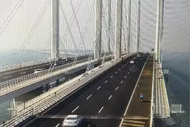 进退两难！高速公路惊现外卖小哥图片