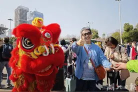 620名香港旅客直奔樱花而来  武汉站首开香港旅游专列图片
