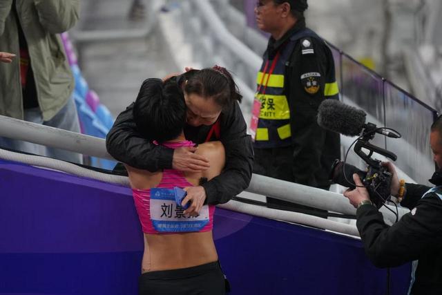 12秒81！广东选手刘景扬爆冷摘得全运女子100米栏金牌