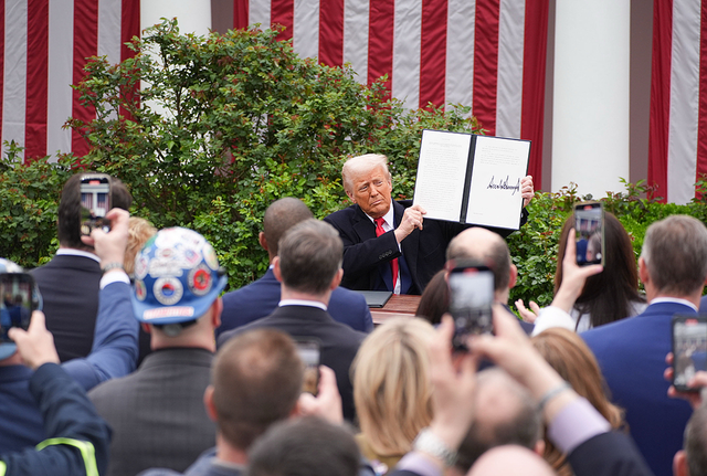 释新闻｜美国最高法院多名法官质疑特朗普关税合法性，意味着什么？