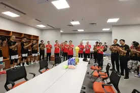 诸暨队夺得“浙BA”绍兴赛区冠军！金进富张昆仑赛后看望慰问参赛队员图片