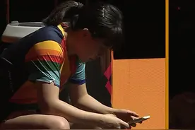 国乒选手陈幸同比赛暂停期间看手机，违反世界乒联相关规定图片