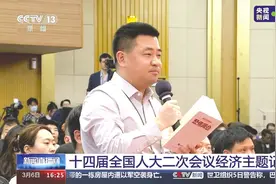 央行行长潘功胜全国两会现场答每经记者问：引导金融机构平等对待各类所有制企业图片