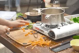 烧菜时，油总是到处飞溅，教您1招，不溅油不脏灶台，太实用了~图片