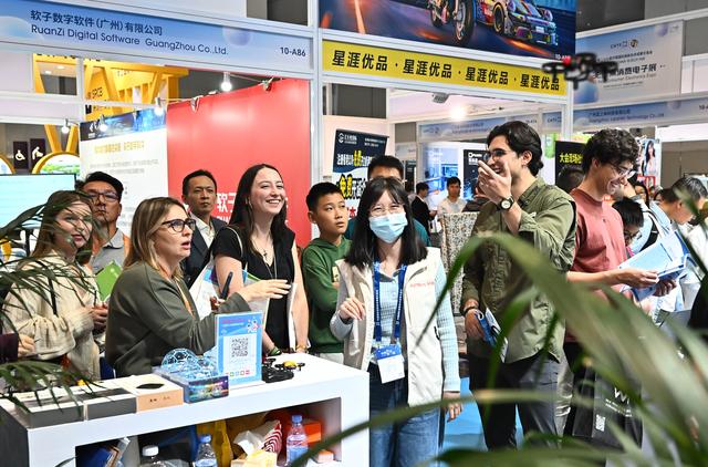 图集｜消费电子新品密集亮相高交会，智能科技与创意设计引全球观众热捧