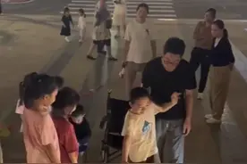 深圳脑瘫男孩爬楼梯引围观，陌生人一句话瞬间感动男孩妈妈图片