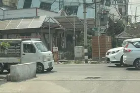 7.9级地震后曼德勒首夜：中文老师带着孩子在家门口打地铺，青旅里当地人和游客围着蜡烛弹琴图片