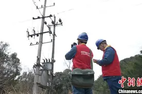 （新春走基层）江西抚州：电力工人寒潮巡检 保障群众温暖用电图片