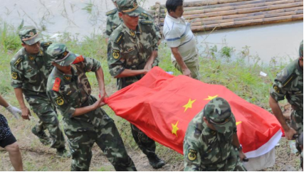 18岁列兵缉毒牺牲 亲属祭扫现场“全员马赛克”