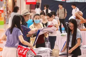 志愿怎么填？高校面对面支招，半岛高招会高职（专科）场火热举行，“3+2”、专升本、新增专业关注度高图片