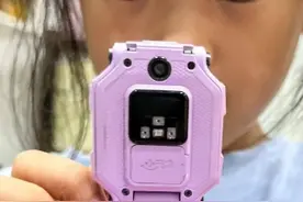 儿童电话手表引争议！有娃上瘾玩出几百度近视！还有娃加了一堆陌生人好友！图片