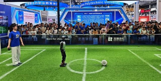 做家务、打太极、踢足球……机器人“整活儿”又“干活儿”