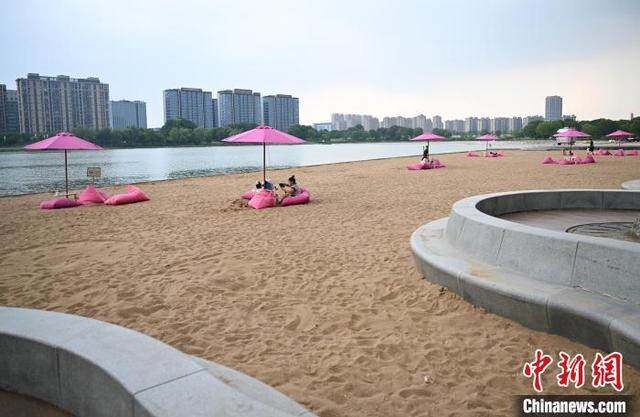 高温下的浙江杭州：“城市沙滩”吸引民众