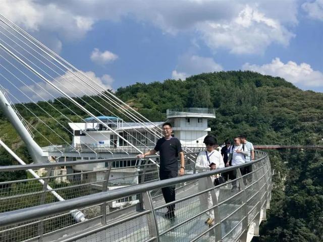 山东五市日报联盟联合采访活动暨悬崖秋千媒体推介会在潭溪山成功举办