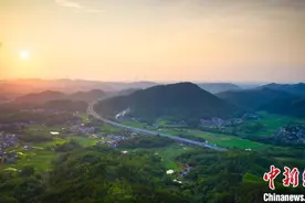 平陆运河旧州特大桥全幅贯通 南湛高速（广西段）计划6月通车图片