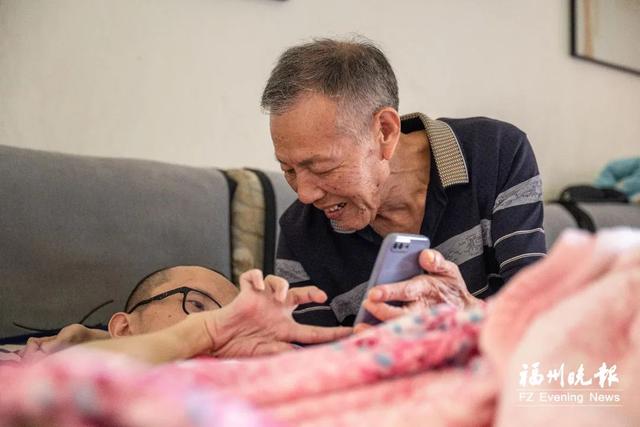 太突然！福州一退休环卫工手机被“打爆”！真相让人泪目……