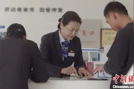 高原金融追光者吴静：25载坚守温暖戈壁滩图片