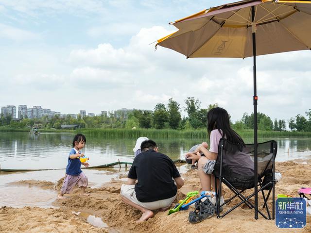 四川成都：湖边沙滩乐享周末时光