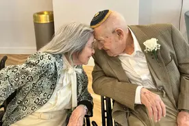 美国102岁奶奶和100岁爷爷在养老院坠入爱河图片