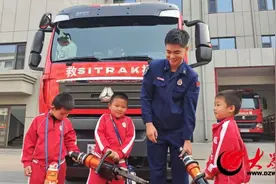 山东滨州：探秘消防队 安全伴我行——消防站开放 “萌娃”零距离学消防图片