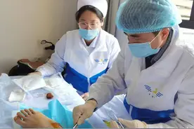 合肥市第一人民医院滨湖院区：医护人员上门为患者换药解忧图片