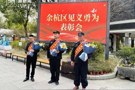 每人5000元！救人的校长和保安一同收到了“见义勇为”荣誉证书图片