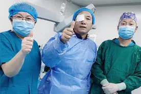 近视+白内障 手术后云南这名患者视力从0.06提升至1.0图片