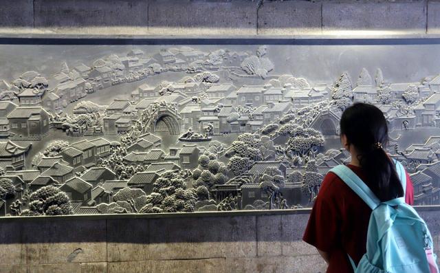 江苏苏州：浮雕《山塘胜景图》吸引游客