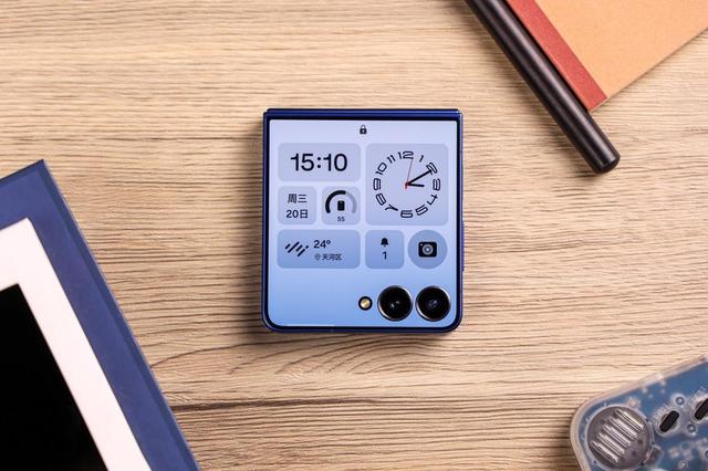 三星Galaxy Z Flip7上手评测：小折叠的新高度，还是熟悉的配方？