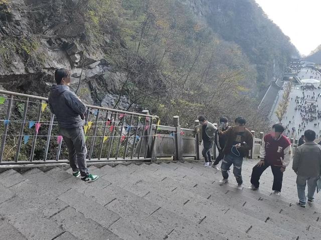 实探天门山“天梯”护栏受损处：临时用铁栏杆围挡，不少游客驻足拍照