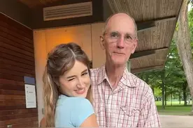 22岁女网红的85岁男友生病，她因为被写进遗嘱开心跳舞被骂图片