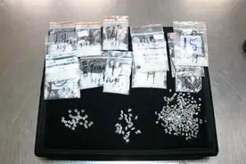 入境时神色异常！一男子被查，裤子内侧发现54.2克钻石！图片