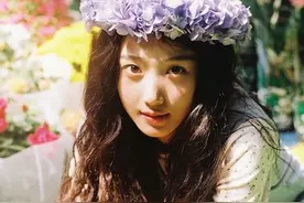 鲜花盛放的春夏交接之际，穿搭也要“花里胡哨”图片