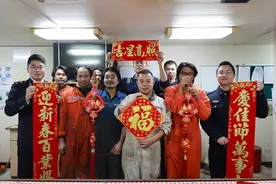 “送福上船”，让漂泊的船员感受家的温暖图片