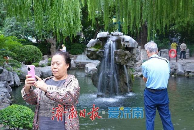 雨后泉景醉游人！“月牙飞瀑”喷涌愈盛，引众人驻足观赏
