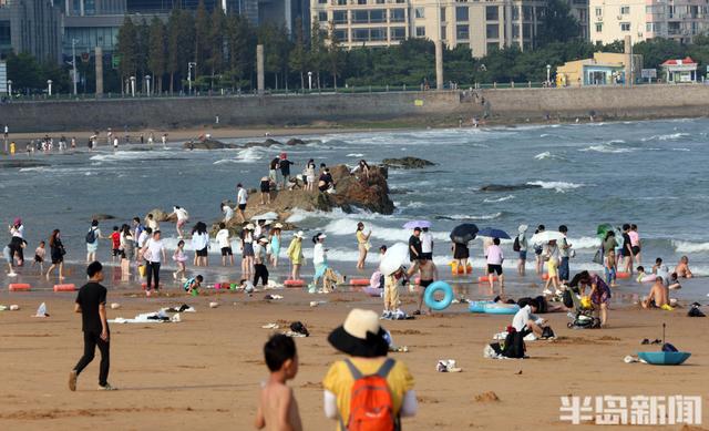 闷热天，浴场纳凉