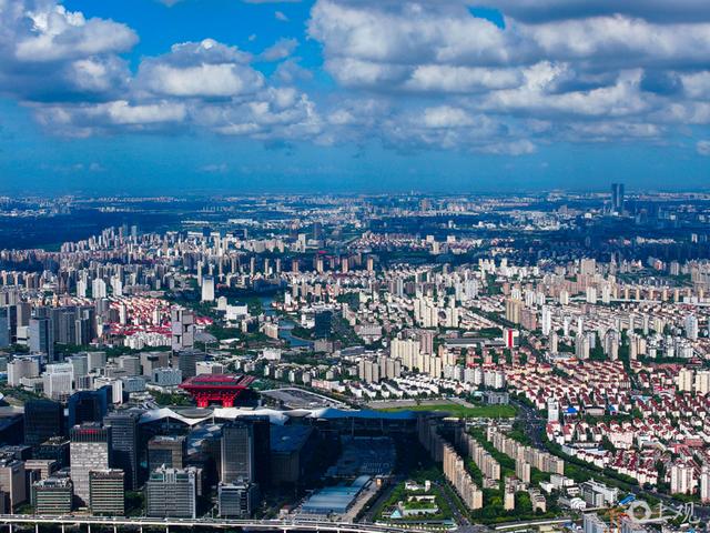 蓝天白云扮靓申城，市民尽享诗画美景