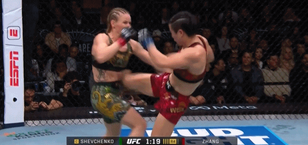 拼尽全力！张伟丽升重判定不敌舍甫琴科，无缘夺UFC蝇量级冠军