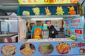 冬夜里，“无声”小摊被爱与温暖环抱图片