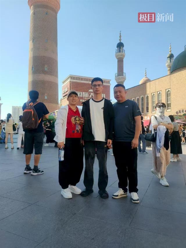 安徽夫妇自驾送儿子去新疆上大学