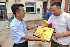 政府助力 市场给力 “盐田汪子虾”打响销售第一炮 滨城寨上“盐田汪子虾”品牌推介暨集中售卖活动全面启动图片