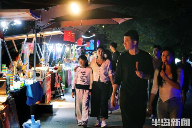 这里是青岛｜中山公园假期夜游人气旺