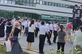 钟南山院士参加广州医科大学毕业合照，网友：致敬钟老，愿钟老身体健康图片