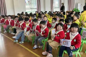 呵护“瞳”真 点亮“睛”彩图片