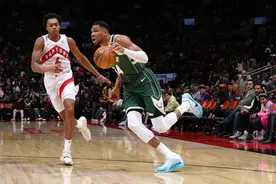 NBA｜“字母哥”打出最经济三双  雄鹿击败猛龙止连败图片