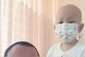 爱的传递！济南街头绿植义卖：多人“仅付款”，患儿父亲用实际行动传递“爱心接力棒”图片