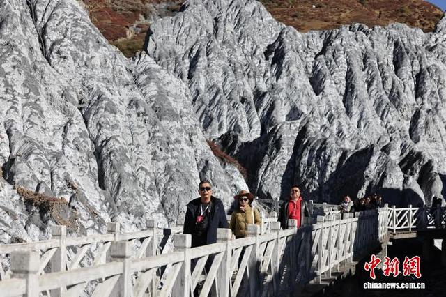 四川道孚：海外华媒代表探秘有“异域星球”之称的墨石公园
