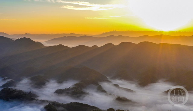 晨雾缭绕间，日出点亮山村