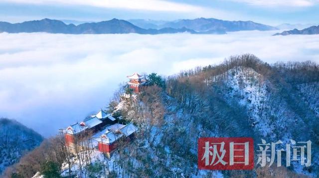 湖北偏头山国家森林公园雪后盛景：云海铺底 金顶耀光
